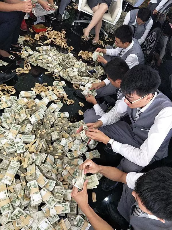 鄉下阿公雨天在銀行避雨,卻被保安狠心轟走,第二天整個銀行的人都慌了神