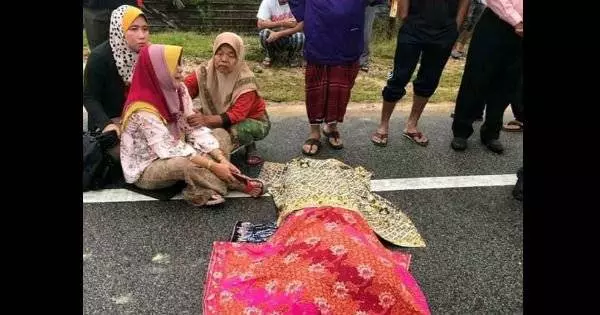 中二生無牌駕摩哆上學途中, 撞轎車頭部重創死 !