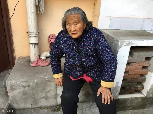 老母親有難找兒子借錢,兒媳給盒糖果打發,回去一看,忍不住痛哭流涕!