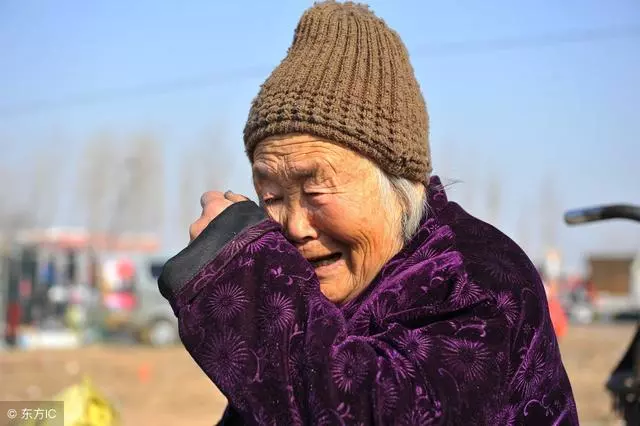 老母親有難找兒子借錢,兒媳給盒糖果打發,回去一看,忍不住痛哭流涕!