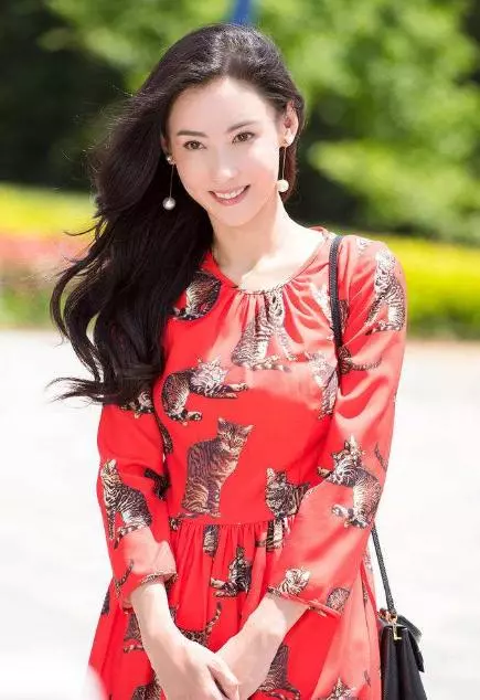 三胎兒子生父?張柏芝情人節帶兩兒子與中年微胖男子吃大餐!