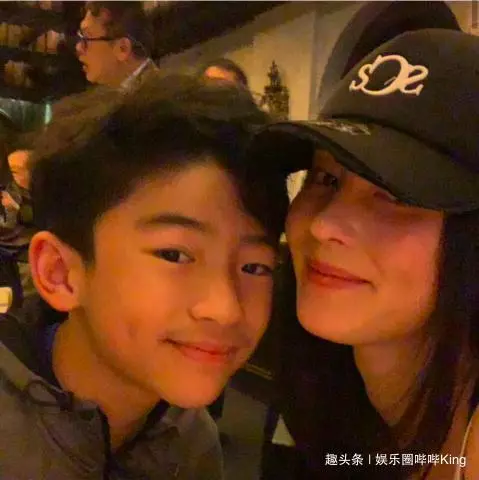 三胎兒子生父?張柏芝情人節帶兩兒子與中年微胖男子吃大餐!