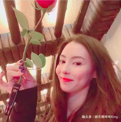 三胎兒子生父?張柏芝情人節帶兩兒子與中年微胖男子吃大餐!