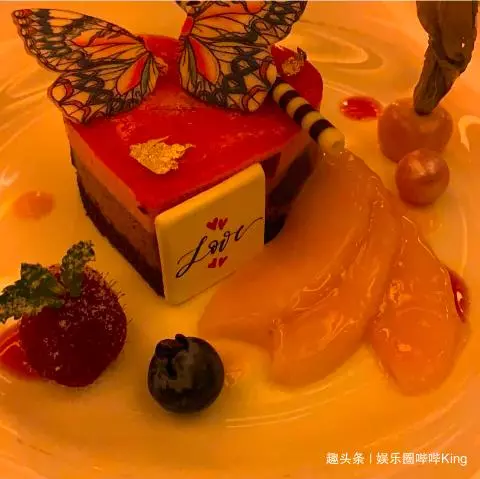 三胎兒子生父?張柏芝情人節帶兩兒子與中年微胖男子吃大餐!