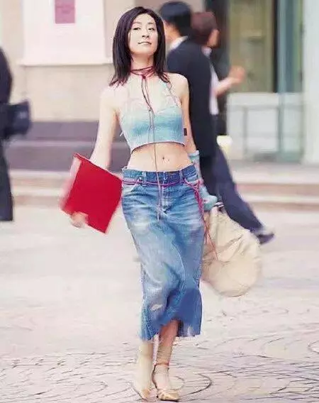 還記得她嗎?少林足球踩到蕉皮撲街的美女!18年後她變成這樣!