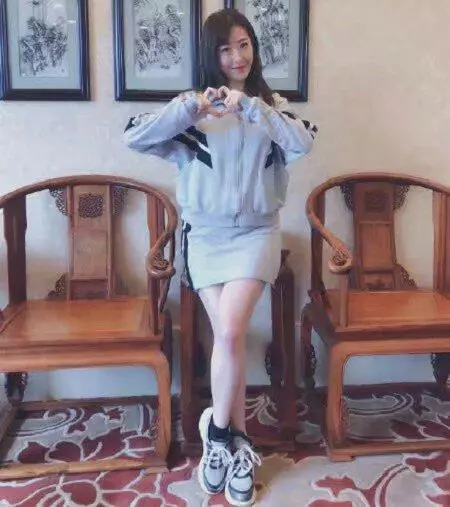還記得她嗎?少林足球踩到蕉皮撲街的美女!18年後她變成這樣!
