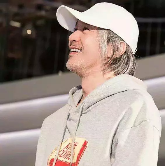 還記得她嗎?少林足球踩到蕉皮撲街的美女!18年後她變成這樣!