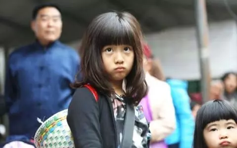 本以為多多夠美了,直到看到梁詠琪的女兒,西班牙混血就是漂亮!