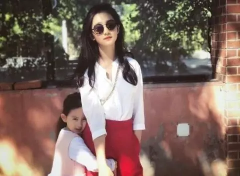 本以為多多夠美了,直到看到梁詠琪的女兒,西班牙混血就是漂亮!