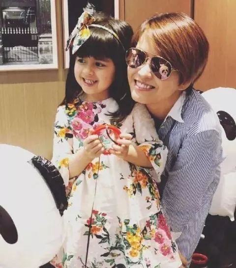 本以為多多夠美了,直到看到梁詠琪的女兒,西班牙混血就是漂亮!