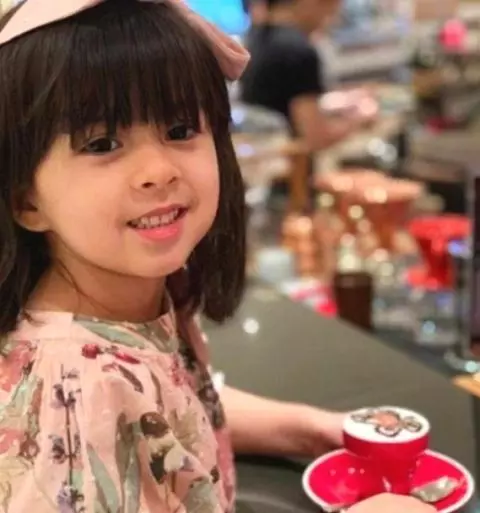 本以為多多夠美了,直到看到梁詠琪的女兒,西班牙混血就是漂亮!