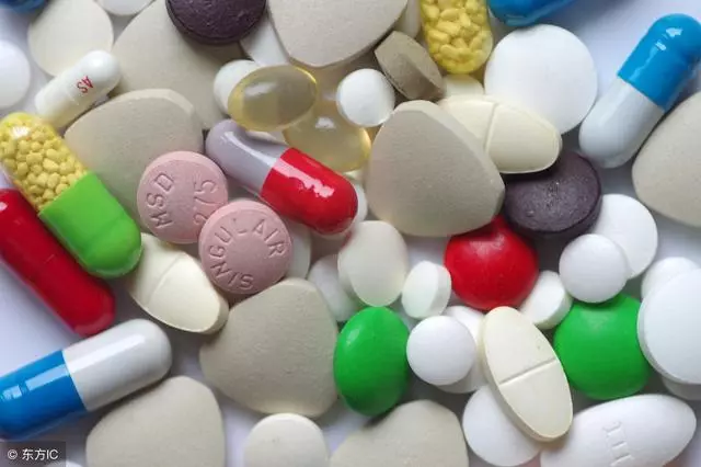 骨質疏鬆嚴重了,吃什麼補鈣?醫生:治療有7種藥,預防關鍵有4點