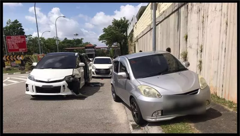 停車被撞司機發文數落對方,「只顧拿手機」,反被網友指責!