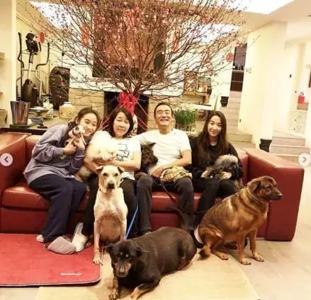 影帝梁家輝「豪宅內部」曝光了,過年拍全家福腿上坐大烏龜,網友發現「亮點」:好溫馨!