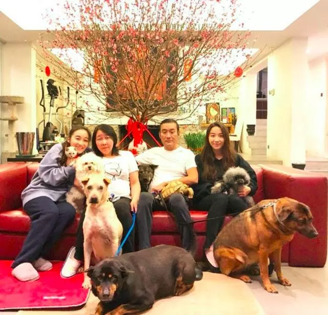 影帝梁家輝「豪宅內部」曝光了,過年拍全家福腿上坐大烏龜,網友發現「亮點」:好溫馨!