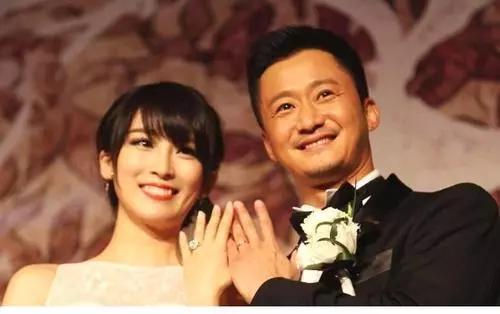 當年她嫌棄吳京窮,後轉嫁富豪卻被拋棄,今淪為菜市場賣魚大媽
