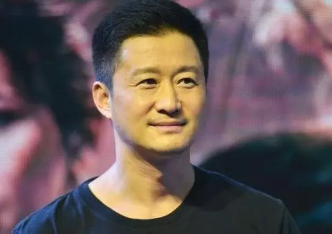 當年她嫌棄吳京窮,後轉嫁富豪卻被拋棄,今淪為菜市場賣魚大媽