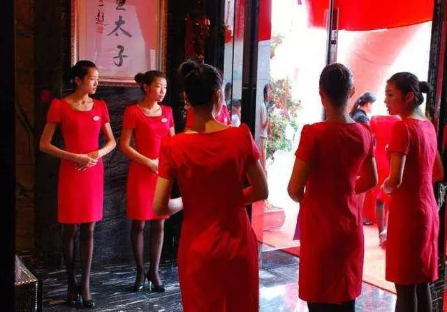 弟弟借錢創業,大姐給一萬,二姐丟出一棵白菜,弟弟卻給二姐了30萬