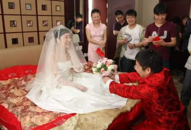 加班晚歸,婆婆一家在吃飯,剛想發火,老公從廚房出來我羞愧不已