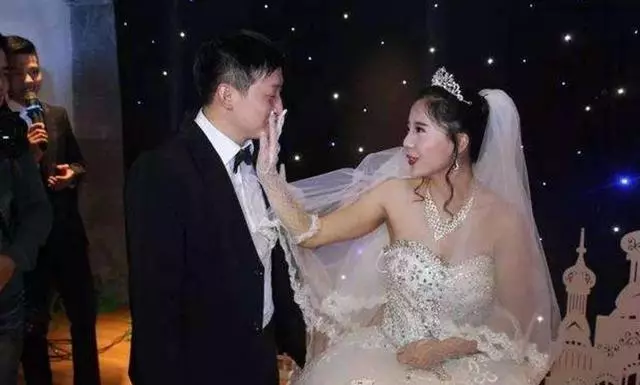 弟弟生病住院,我轉去五千,看到他的回覆,我抱著丈夫痛哭