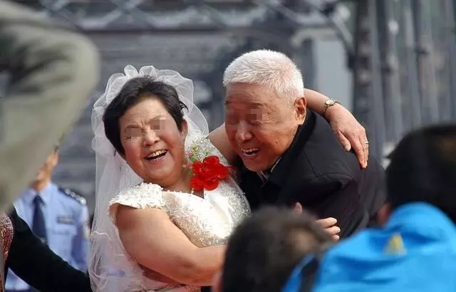 婆婆再婚遠嫁3年沒聯繫,兒媳擔心去婆婆家,推開門後如遭雷擊