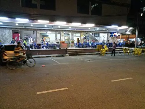 車撞路邊餐桌 3食客受傷 下次還有那麼好彩嗎?
