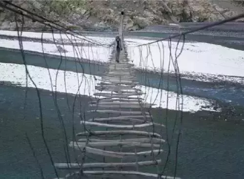 恐怖的橋,剛看第一眼腿就軟了