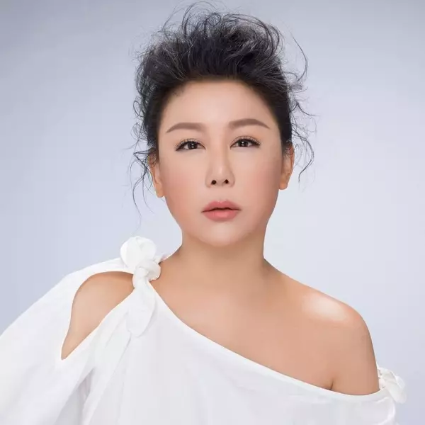 時尚教主藍心湄53歲「身材超逆天」! 曝飲食妙招「就靠2個字」 籲年輕人多打拚:50歲吃苦才叫苦
