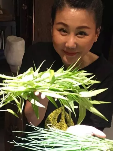 時尚教主藍心湄53歲「身材超逆天」! 曝飲食妙招「就靠2個字」 籲年輕人多打拚:50歲吃苦才叫苦