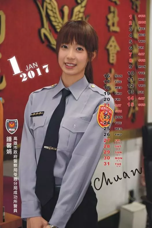 違規騎士遇正妹女警,大膽婉拒「熄火要求」,下秒吐「撩妹金句」逗得女警嬌羞甜笑!