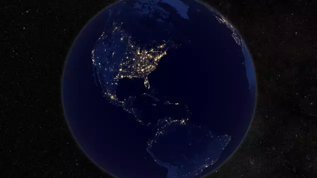 假如有一天太陽變成了黑洞,那麼地球以及其它星體會被吸進去嗎?