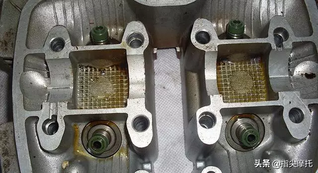摩托車排氣冒藍煙是燒機油吧,換套缸也沒解決咋辦?這樣查查看!