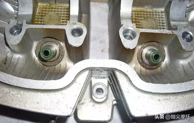 摩托車排氣冒藍煙是燒機油吧,換套缸也沒解決咋辦?這樣查查看!