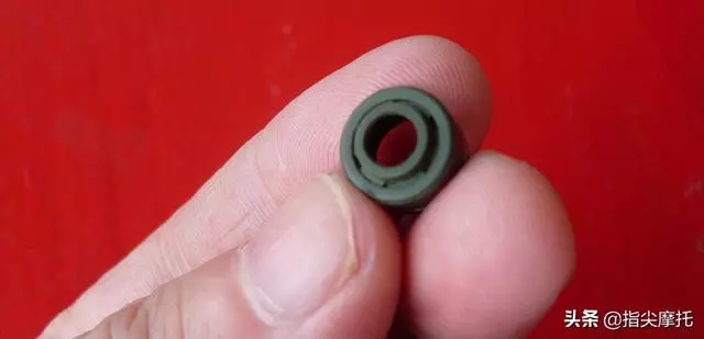 摩托車排氣冒藍煙是燒機油吧,換套缸也沒解決咋辦?這樣查查看!