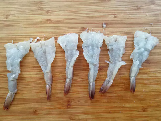 這道大蝦的做法,造型美觀人見人愛,春節家宴端上桌,特別有面子
