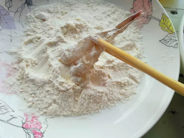 這道大蝦的做法,造型美觀人見人愛,春節家宴端上桌,特別有面子