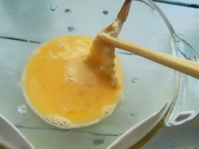這道大蝦的做法,造型美觀人見人愛,春節家宴端上桌,特別有面子