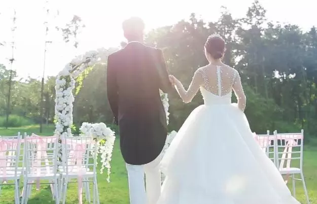 我嫁一個二婚老公,結婚典禮上婆婆叫我一聲,母親氣得拉著我就走