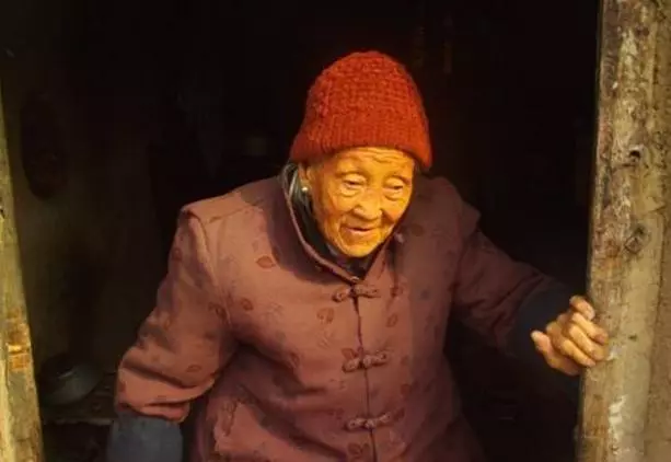 我嫁一個二婚老公,結婚典禮上婆婆叫我一聲,母親氣得拉著我就走