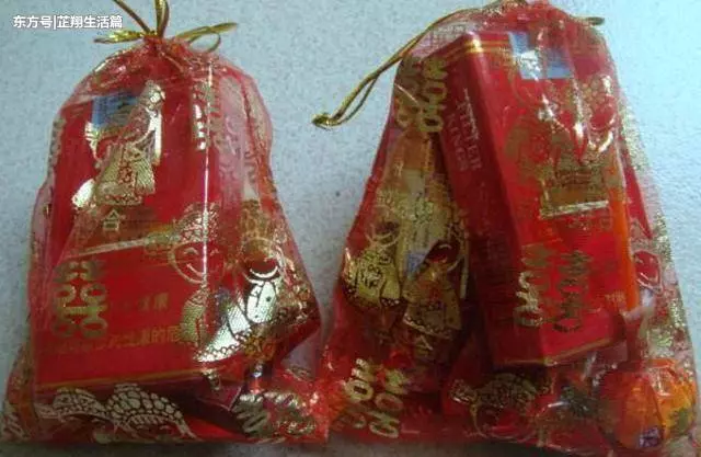 養母的兒子結婚我隨禮兩萬,養母回贈我一包喜糖,打開我熱淚盈眶