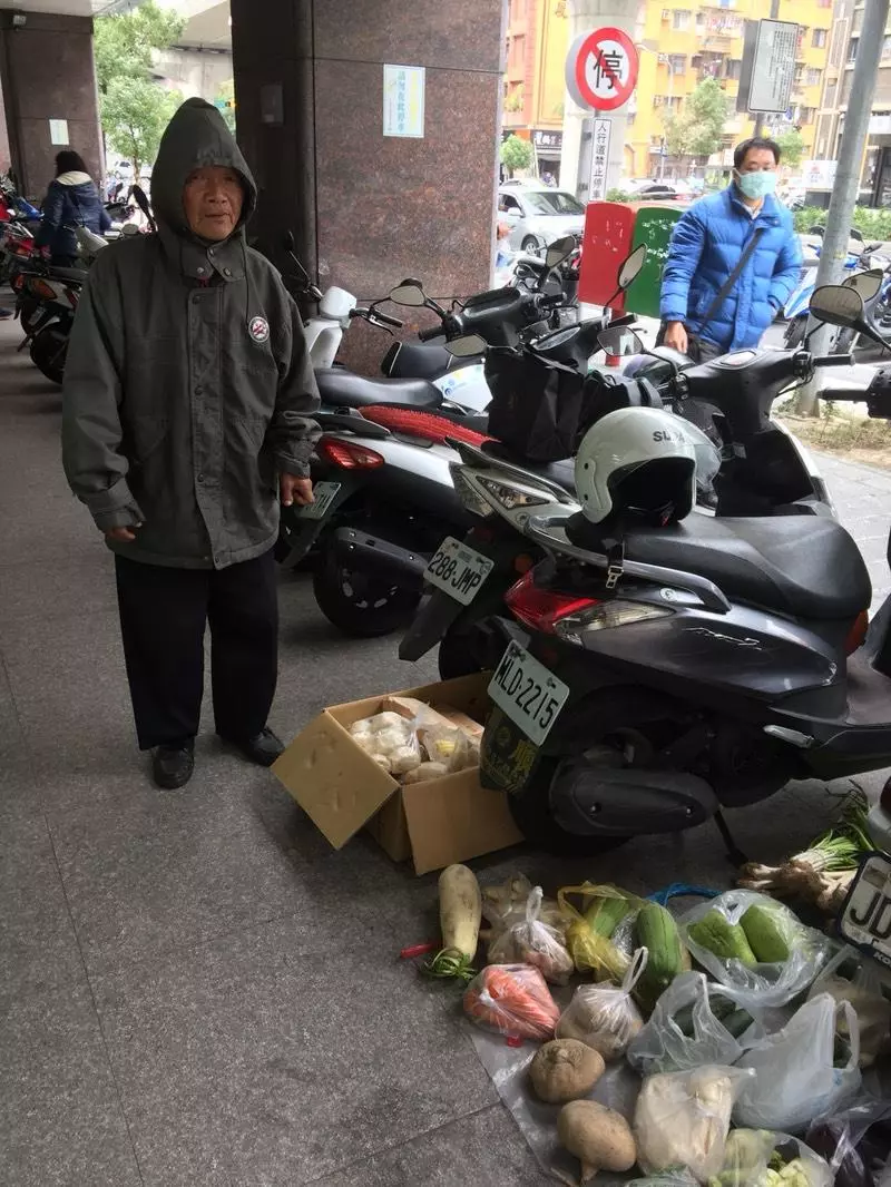 一天賺不到300… 80歲爺蹲郵局賣蔬果 女網友看到「每樣都超新鮮」鼻酸