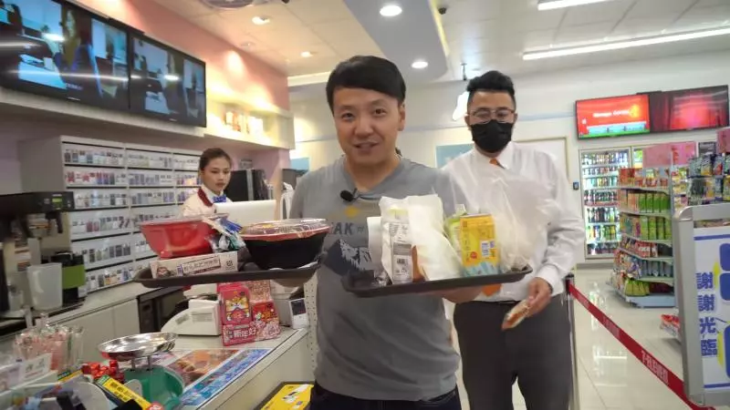 美國網紅逛台灣小7「吃到停不下來」 觀看狂飆千萬…外國網友:想搬去台灣!