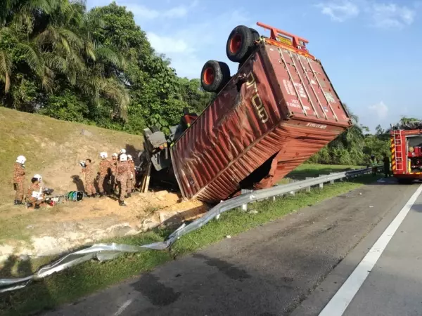 撞向小型羅裡及四輪驅動車 貨櫃羅裡翻覆司機當場斃命