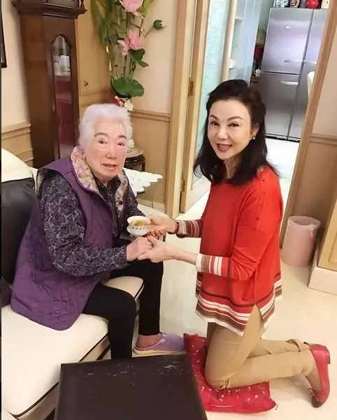 8歲出道獲金馬獎!嫁百億豪門生5娃,慘遭拋棄卻盡孝公婆22年!如今卻是人生大贏家!