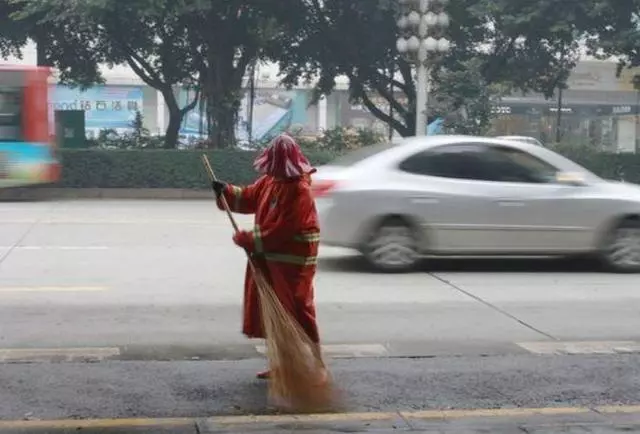 清潔工大娘拾金不昧被辭退,失主好心上電視宣傳,卻害了大娘一家