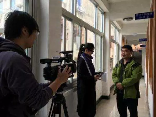 清潔工大娘拾金不昧被辭退,失主好心上電視宣傳,卻害了大娘一家