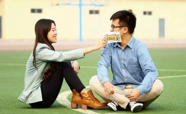 我生兒子婆婆送來一袋大米,我嫌棄的送給同事,如今讓我悔不當初