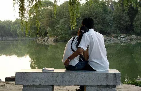 我生兒子婆婆送來一袋大米,我嫌棄的送給同事,如今讓我悔不當初