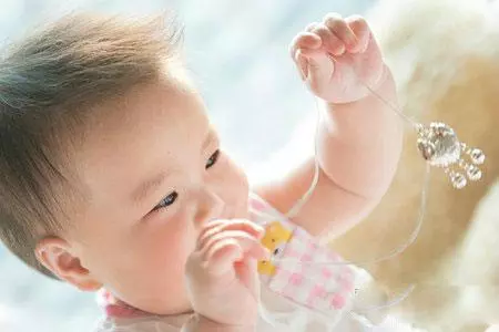 我生兒子婆婆送來一袋大米,我嫌棄的送給同事,如今讓我悔不當初