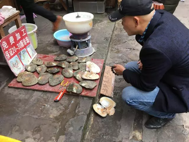 我生兒子婆婆送來一袋大米,我嫌棄的送給同事,如今讓我悔不當初